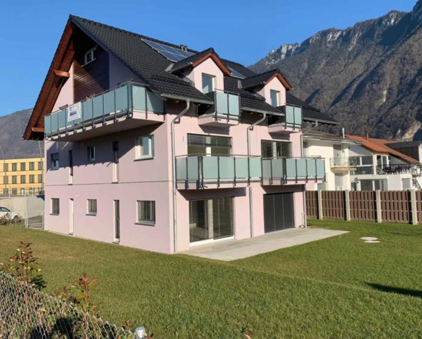 Superb 2.5-room apartment on the first floor with balcony next to the hospital. - Photo 1 of 6