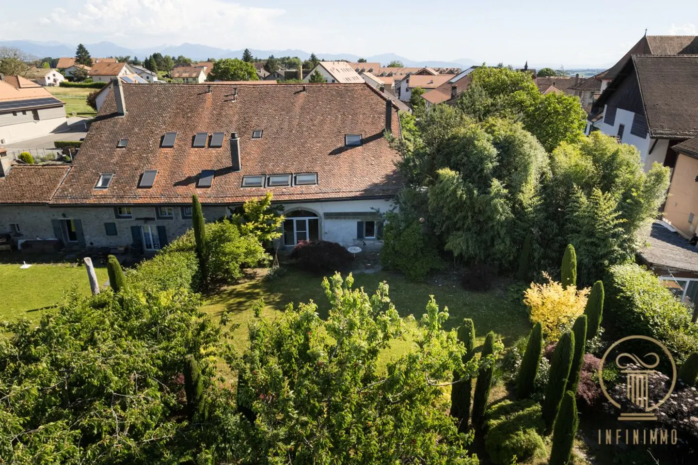 SULLENS, colpo di fulmine! Casa di villaggio al confine con la zona agricola. - Foto 2 di 13