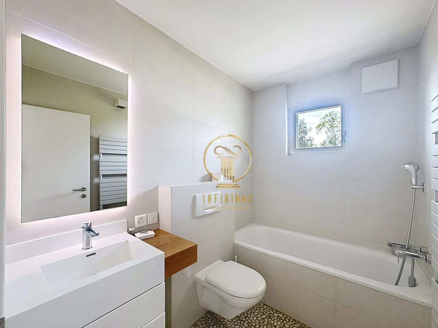 LUTRY - Magnificent villa with a view of the Lake - Photo 11 of 13