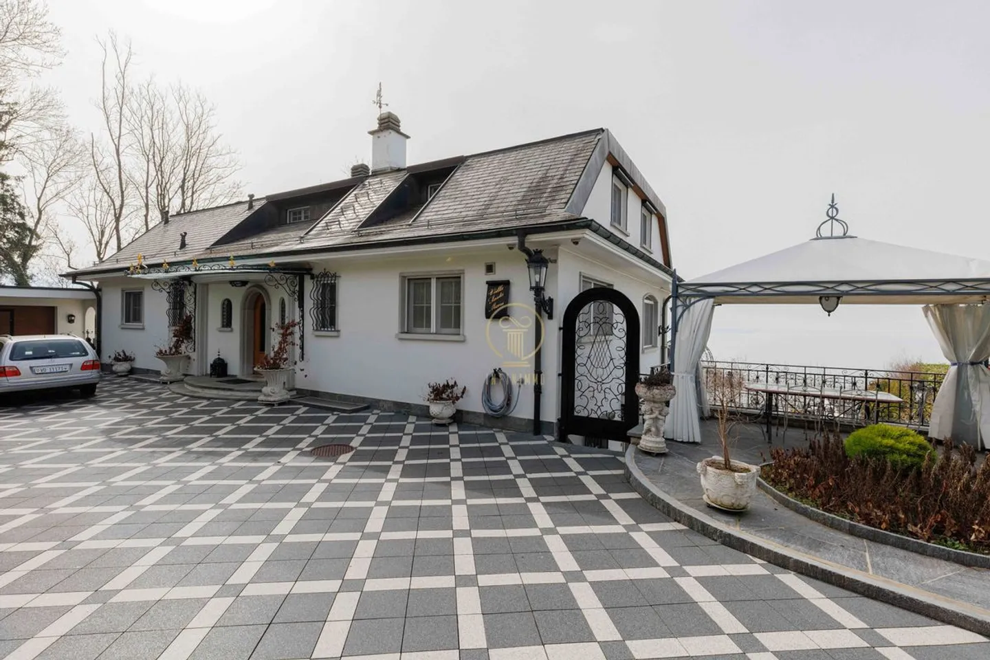 CROIX-SUR-LUTRY, superb mansion with 2810 m² of land and breathtaking views of the lake! - Photo 1 of 13