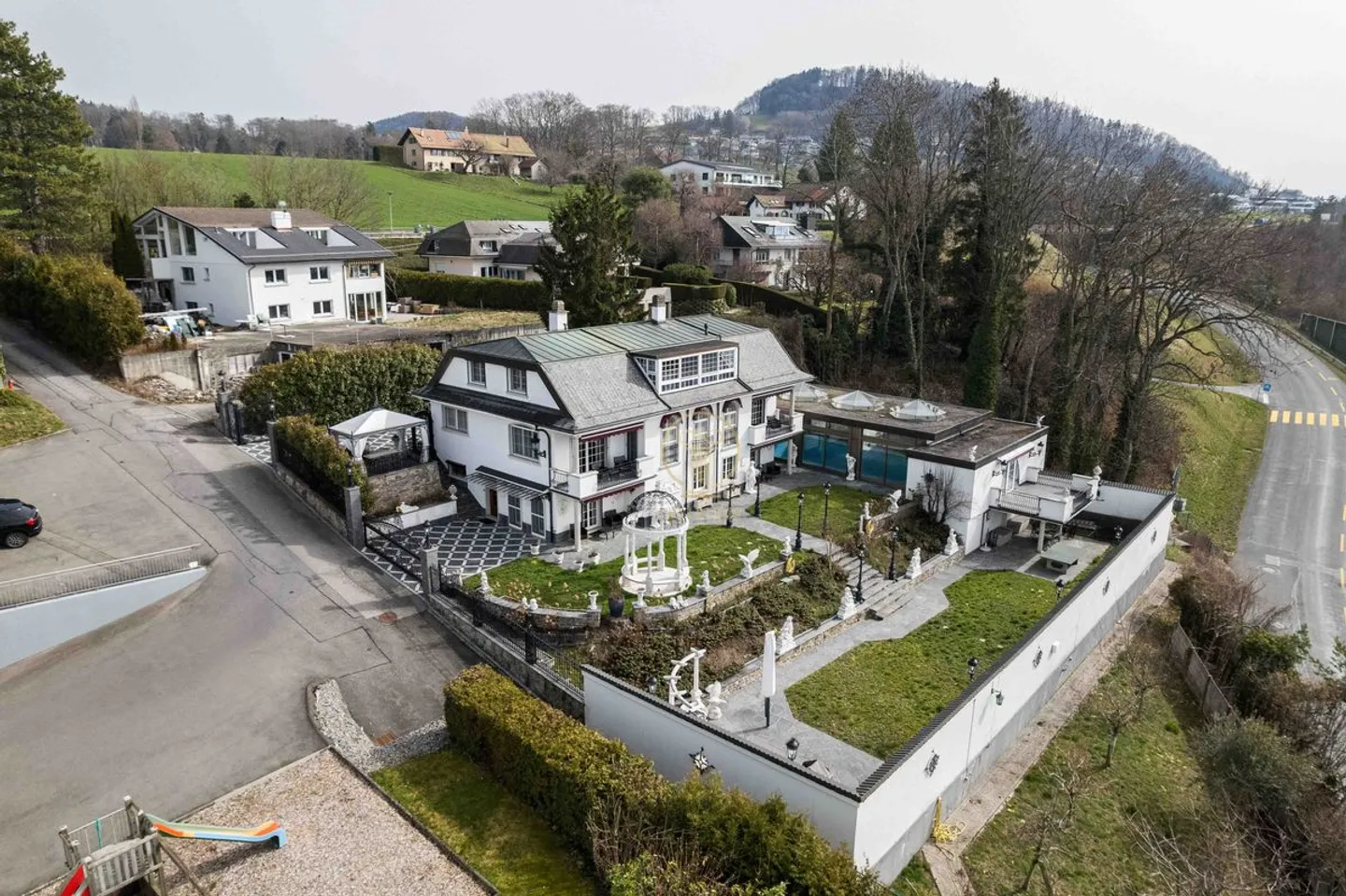 CROIX-SUR-LUTRY, superb mansion with 2810 m² of land and breathtaking views of the lake! - Photo 2 of 13