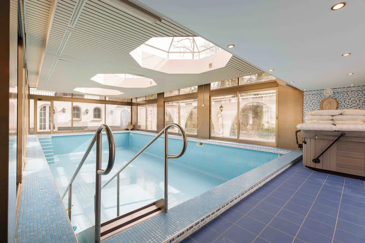 CROIX-SUR-LUTRY, superb mansion with 2810 m² of land and breathtaking views of the lake! - Photo 3 of 13