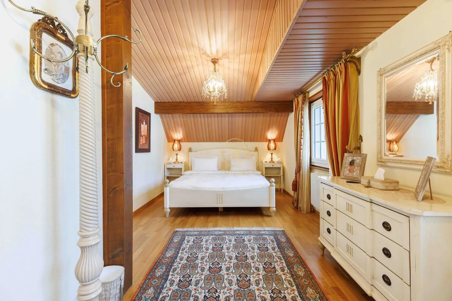 CROIX-SUR-LUTRY, superb mansion with 2810 m² of land and breathtaking views of the lake! - Photo 8 of 13