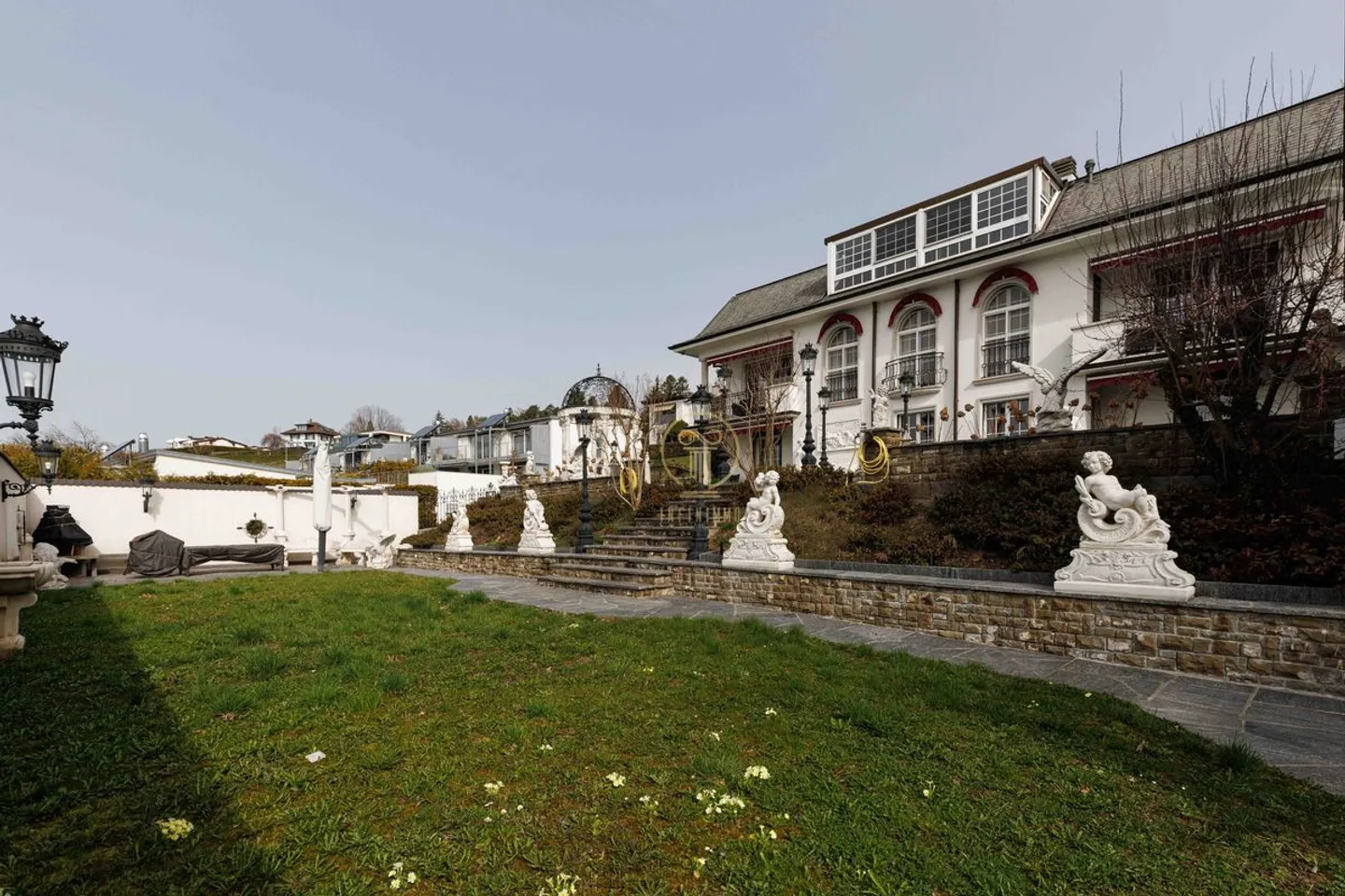 CROIX-SUR-LUTRY, superb mansion with 2810 m² of land and breathtaking views of the lake! - Photo 11 of 13