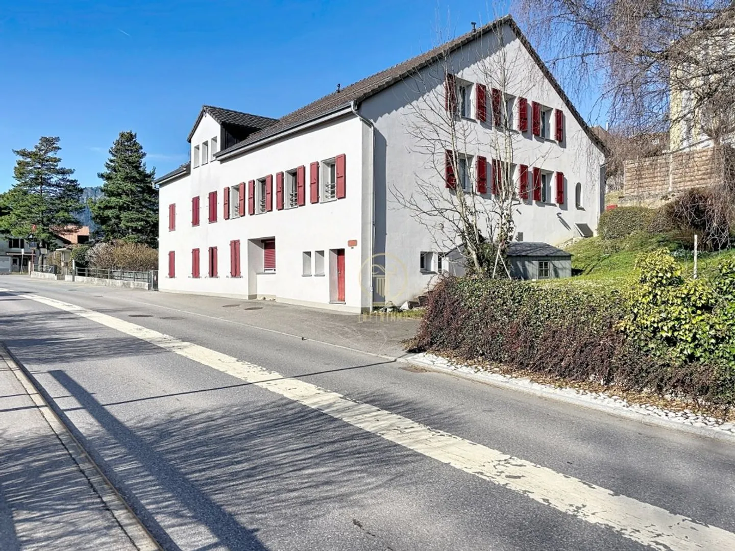 A BALLAIGUES - bel palazzo di rendimento con 5 appartamenti, 2 depositi e 9 posti auto - Foto 2 di 13