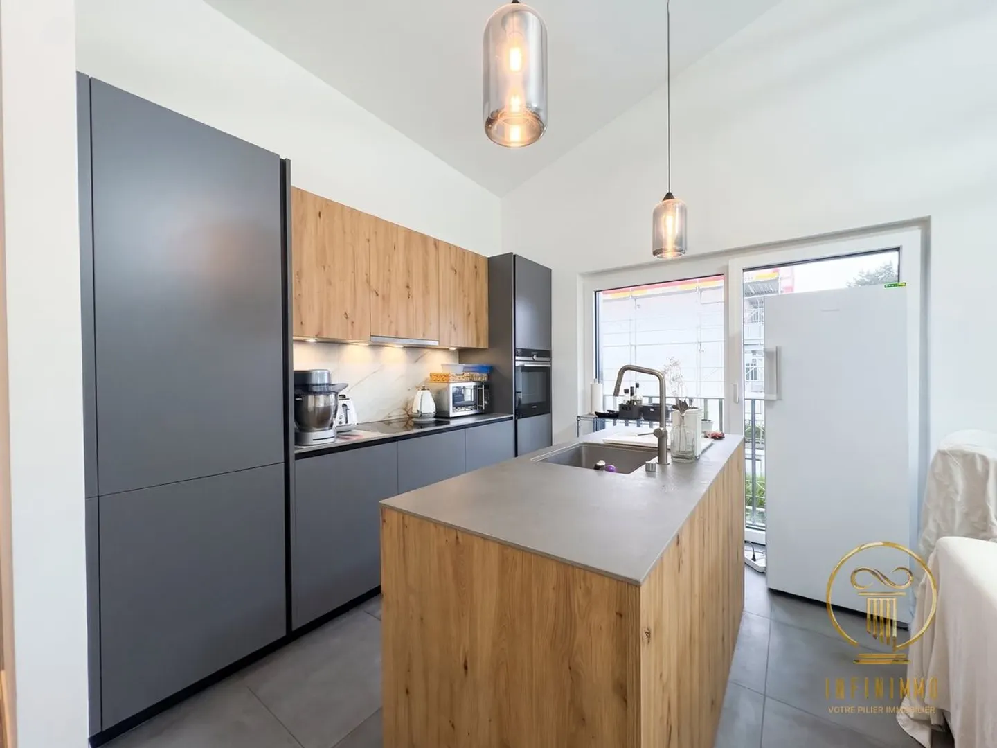PERROY - Magnificent 3.5-room apartment with balcony terrace! - Photo 3 of 13