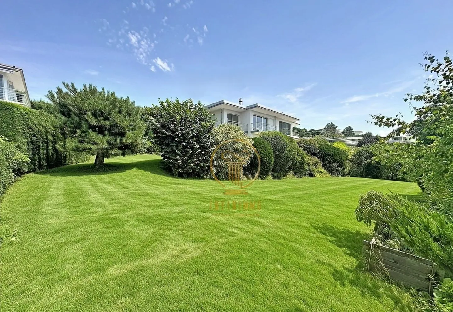 LUTRY - Magnificent villa with a view of the Lake - Photo 3 of 13