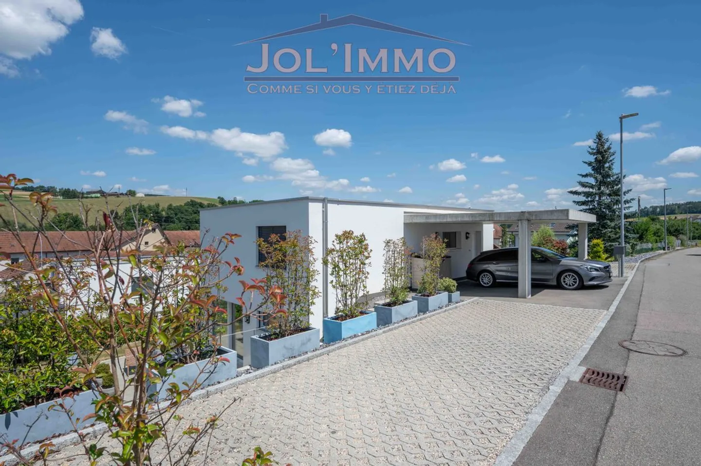 Beautiful contemporary villa close to amenities - Photo 1 of 13