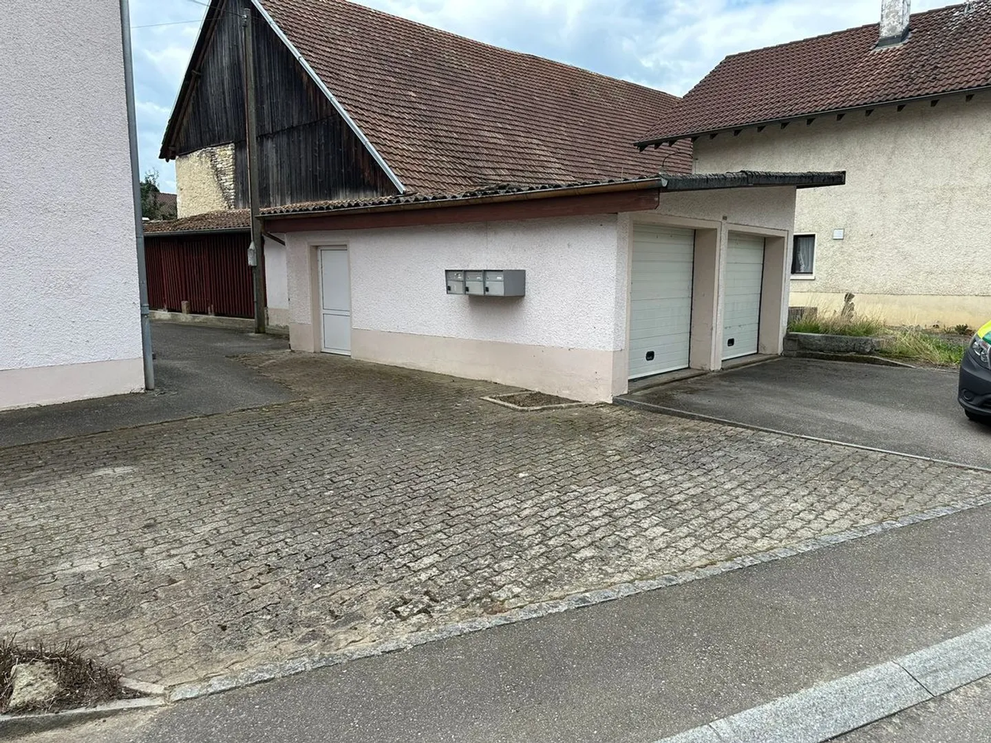 Grande edificio con 3 appartamenti - Foto 4 di 13