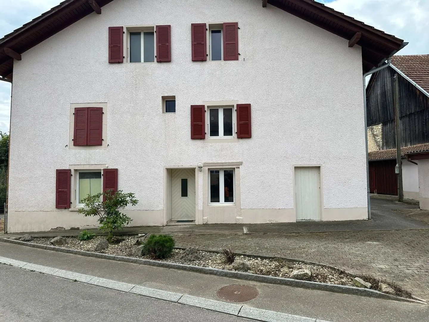 Appartement de 4,5 pièces au 1er avec entrée séparée - Photo 2 sur 13