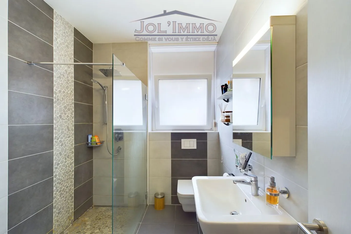 Unique offer: Very nice apartment just steps from the train station with parking space - Photo 8 of 9