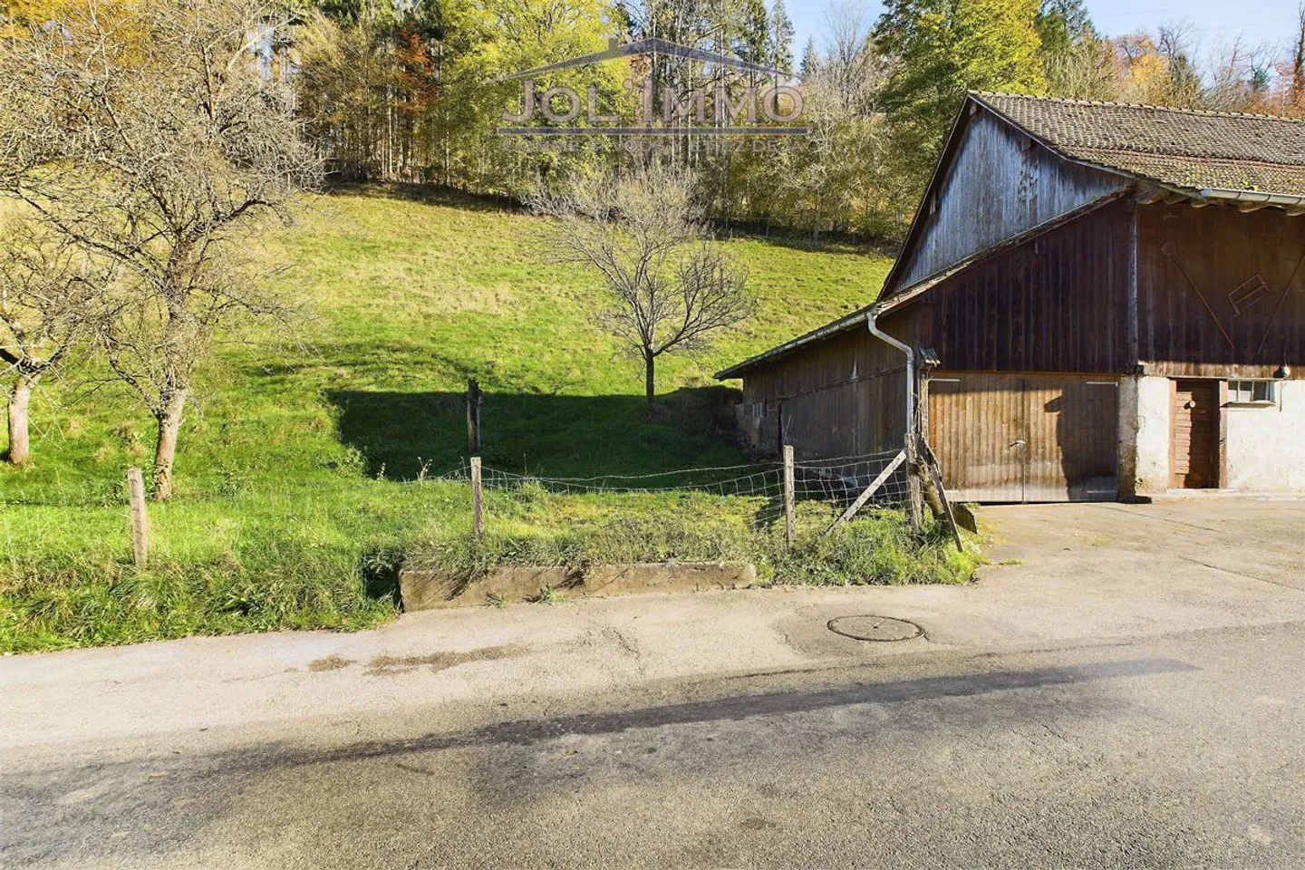 Haus zu renovieren mit großem Grundstück - Foto 3 von 11