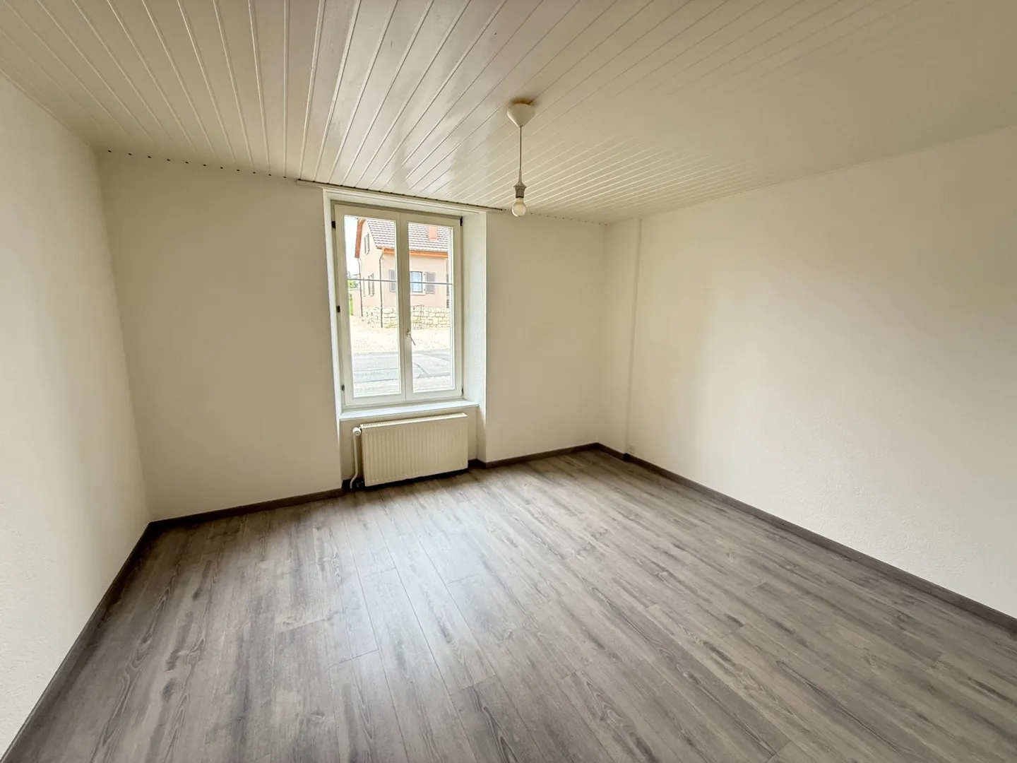Rez de chaussée - Appartement pratique et abordable avec place de parc et JARDIN COMMUN - Photo 11 sur 13
