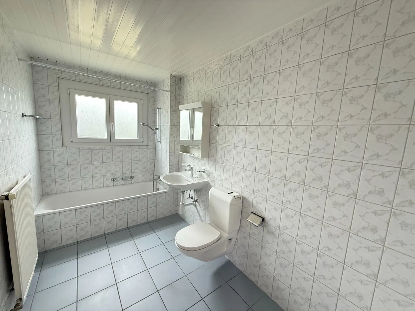 Rez de chaussée - Appartement pratique et abordable avec place de parc et JARDIN COMMUN - Photo 9 sur 13