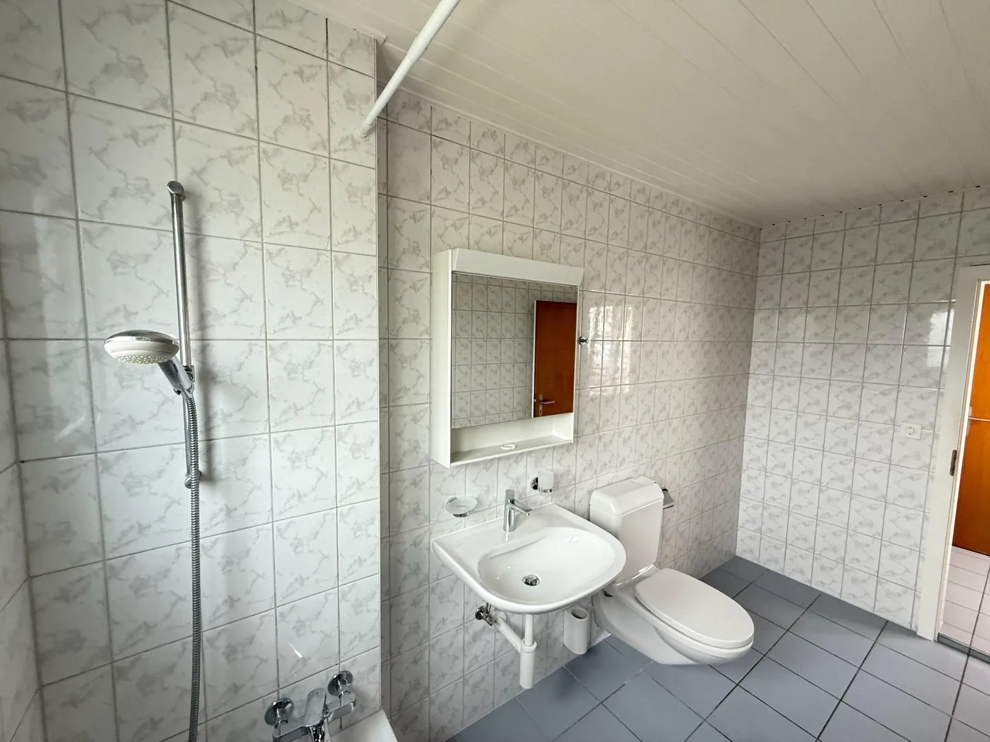 Rez de chaussée - Appartement pratique et abordable avec place de parc et JARDIN COMMUN - Photo 12 sur 13