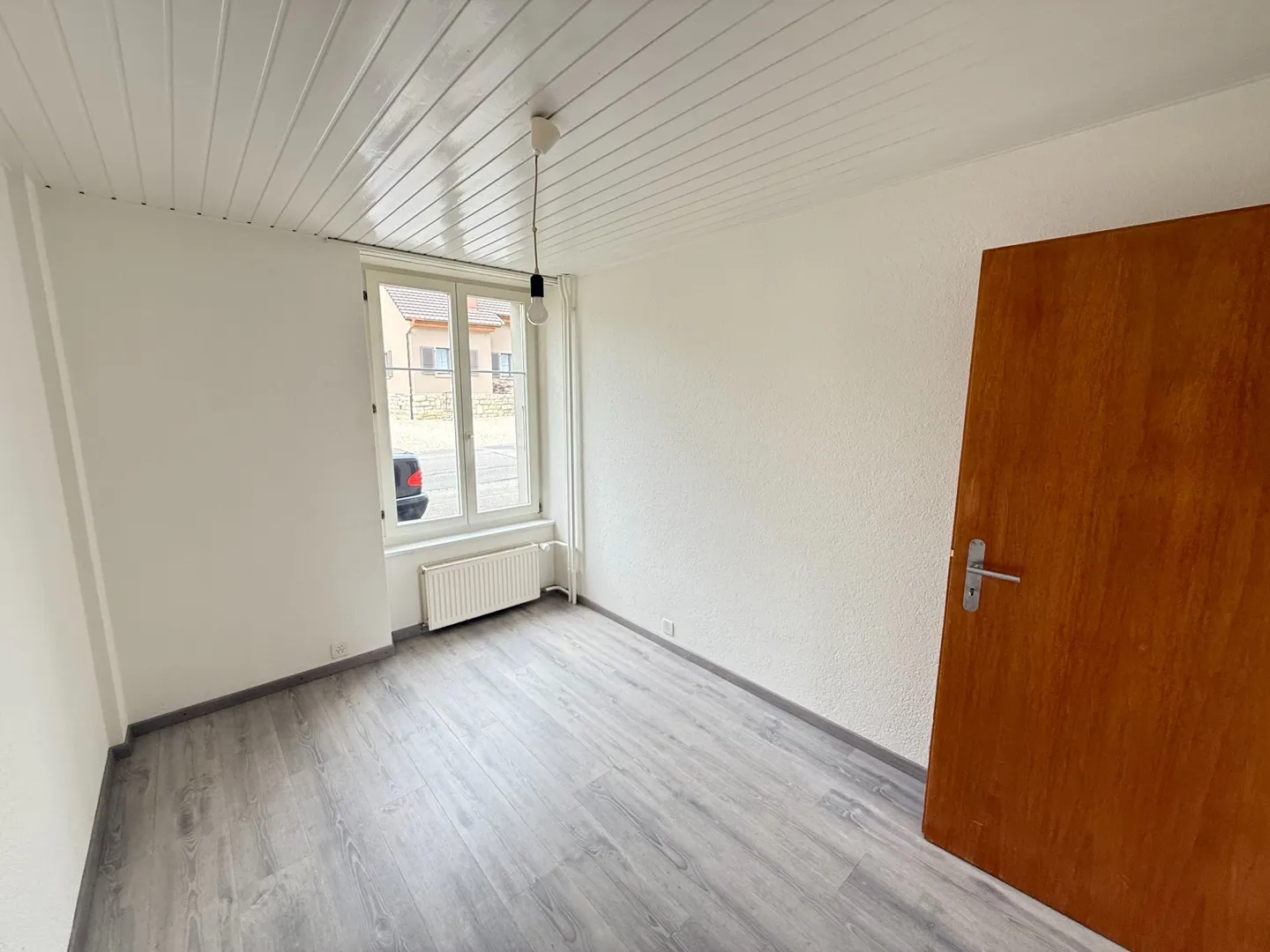 Rez de chaussée - Appartement pratique et abordable avec place de parc et JARDIN COMMUN - Photo 8 sur 13