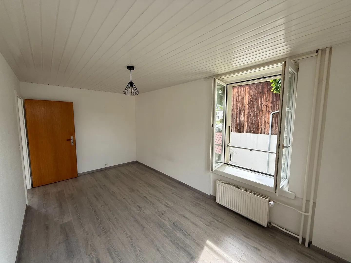 Rez de chaussée - Appartement pratique et abordable avec place de parc et JARDIN COMMUN - Photo 2 sur 13