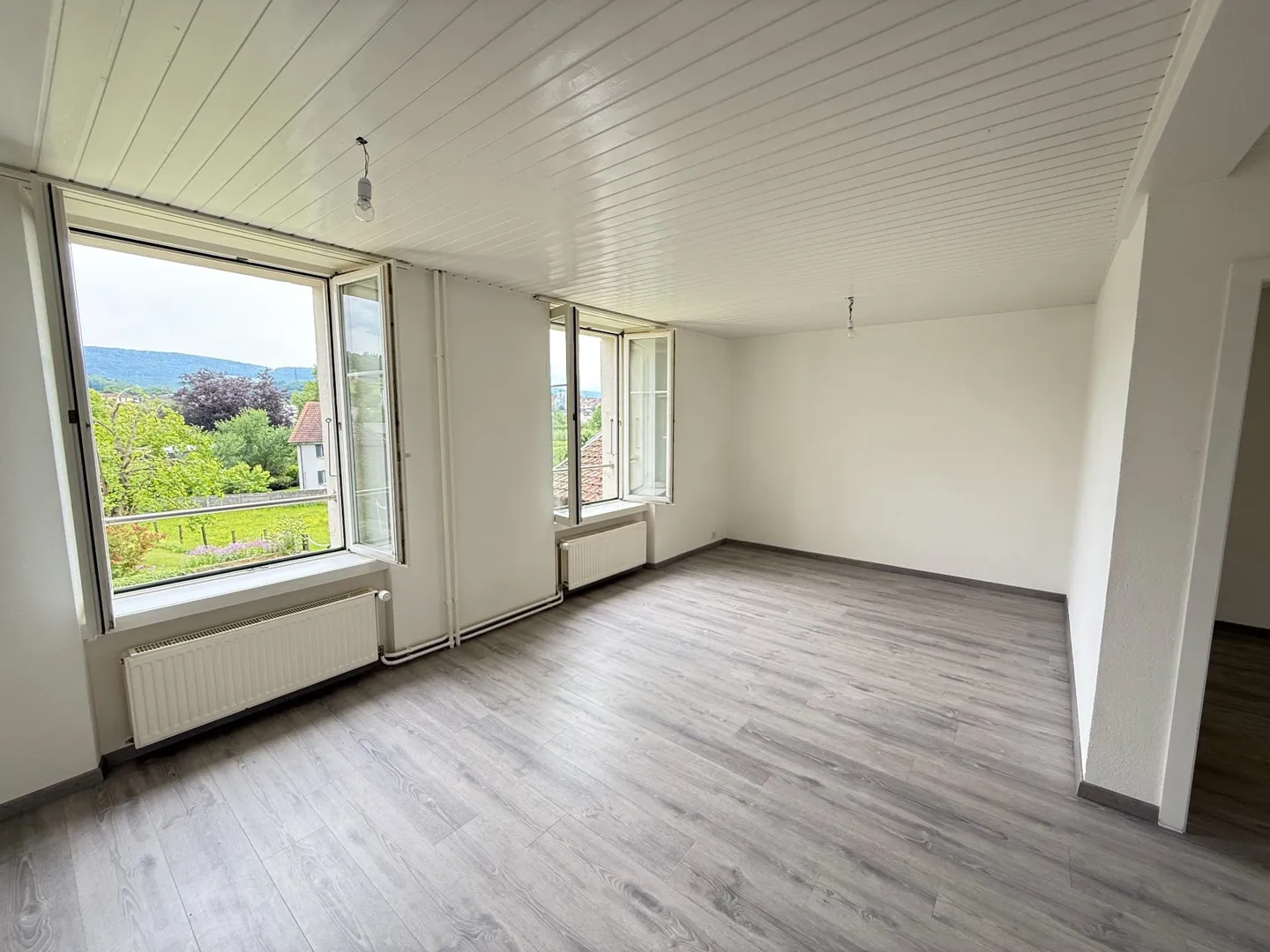 Rez de chaussée - Appartement pratique et abordable avec place de parc et JARDIN COMMUN - Photo 4 sur 13