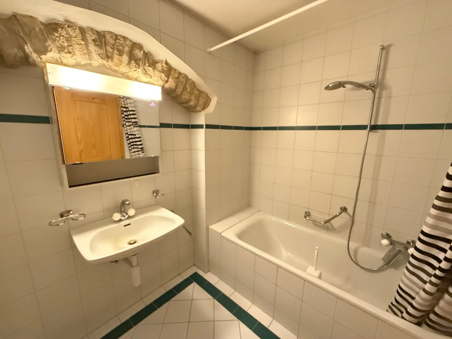Charmant appartement en vieille Ville avec du cachet avec jardin commun - Photo 8 sur 10
