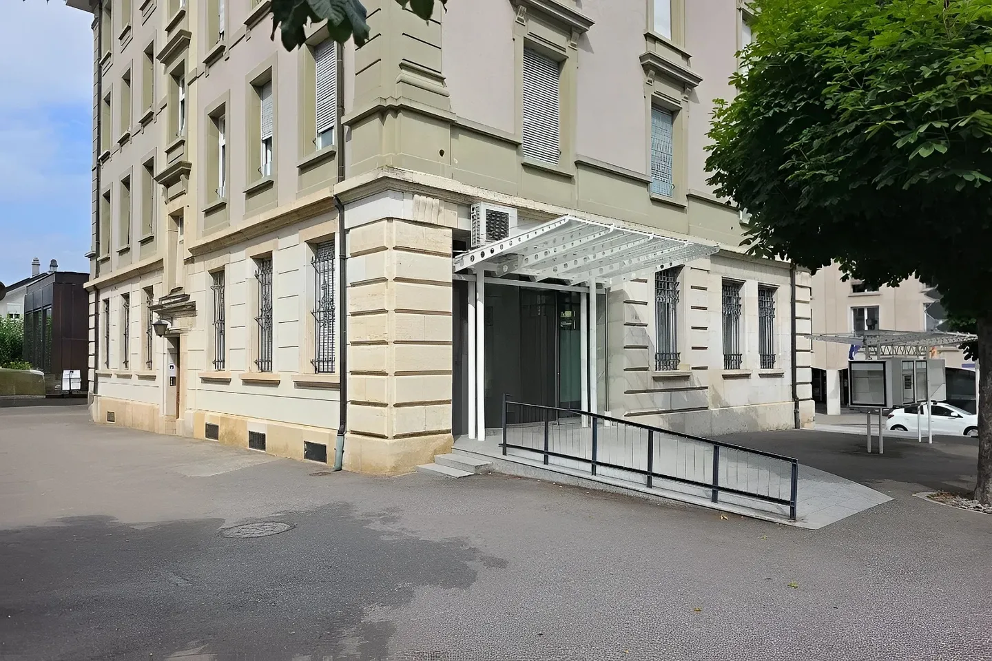 For rent - Exceptional commercial space of 57 m², at the most visible address in Porrentruy - Photo 4 of 4