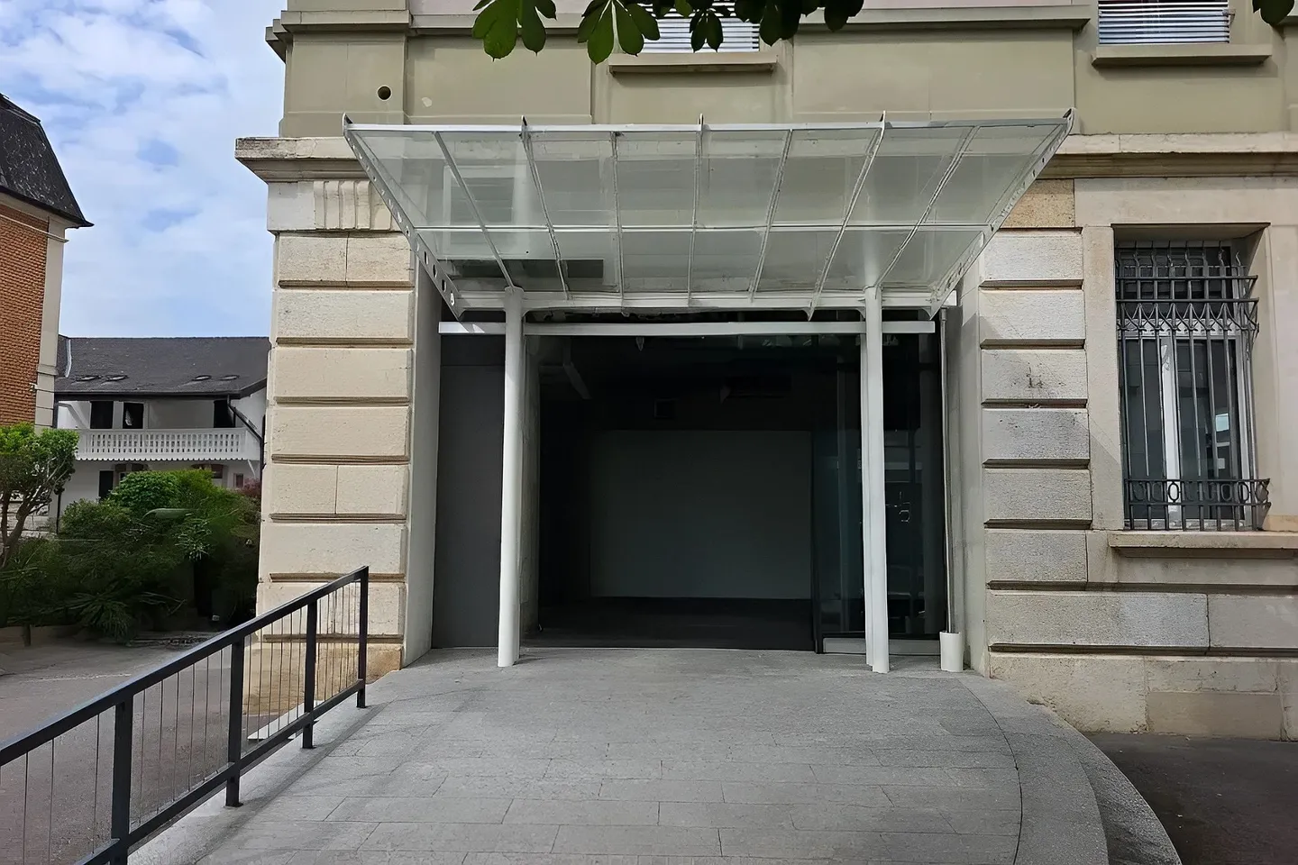 For rent - Exceptional commercial space of 57 m², at the most visible address in Porrentruy - Photo 3 of 4