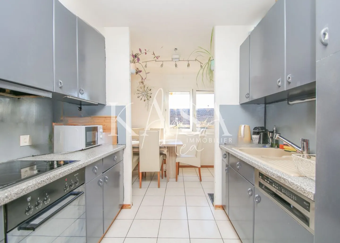 Duplex with high potential for investors (approx. 4%) - Photo 2 of 11