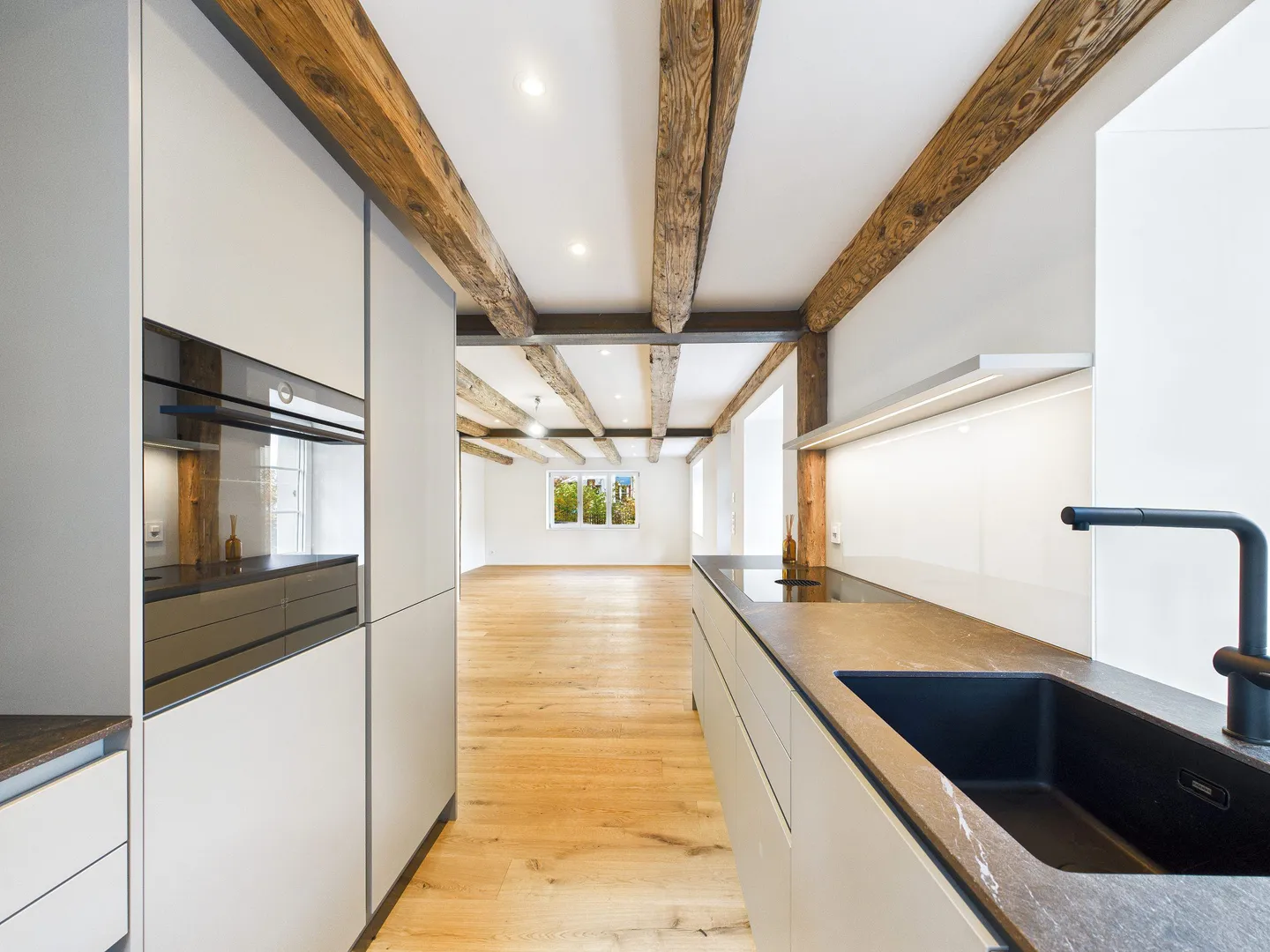 Charme und Moderne - Totalsaniertes Flarzhaus mit idyllischem Garten und Dachterrasse im Herzen von Dürnten - Foto 2 von 9