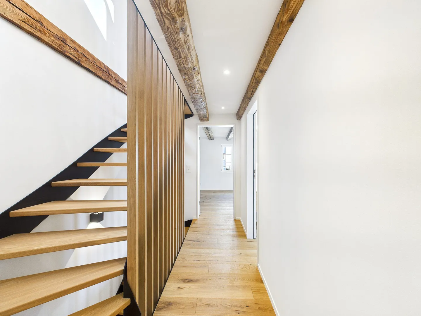 Charme und Moderne - Totalsaniertes Flarzhaus mit idyllischem Garten und Dachterrasse im Herzen von Dürnten - Foto 7 von 9