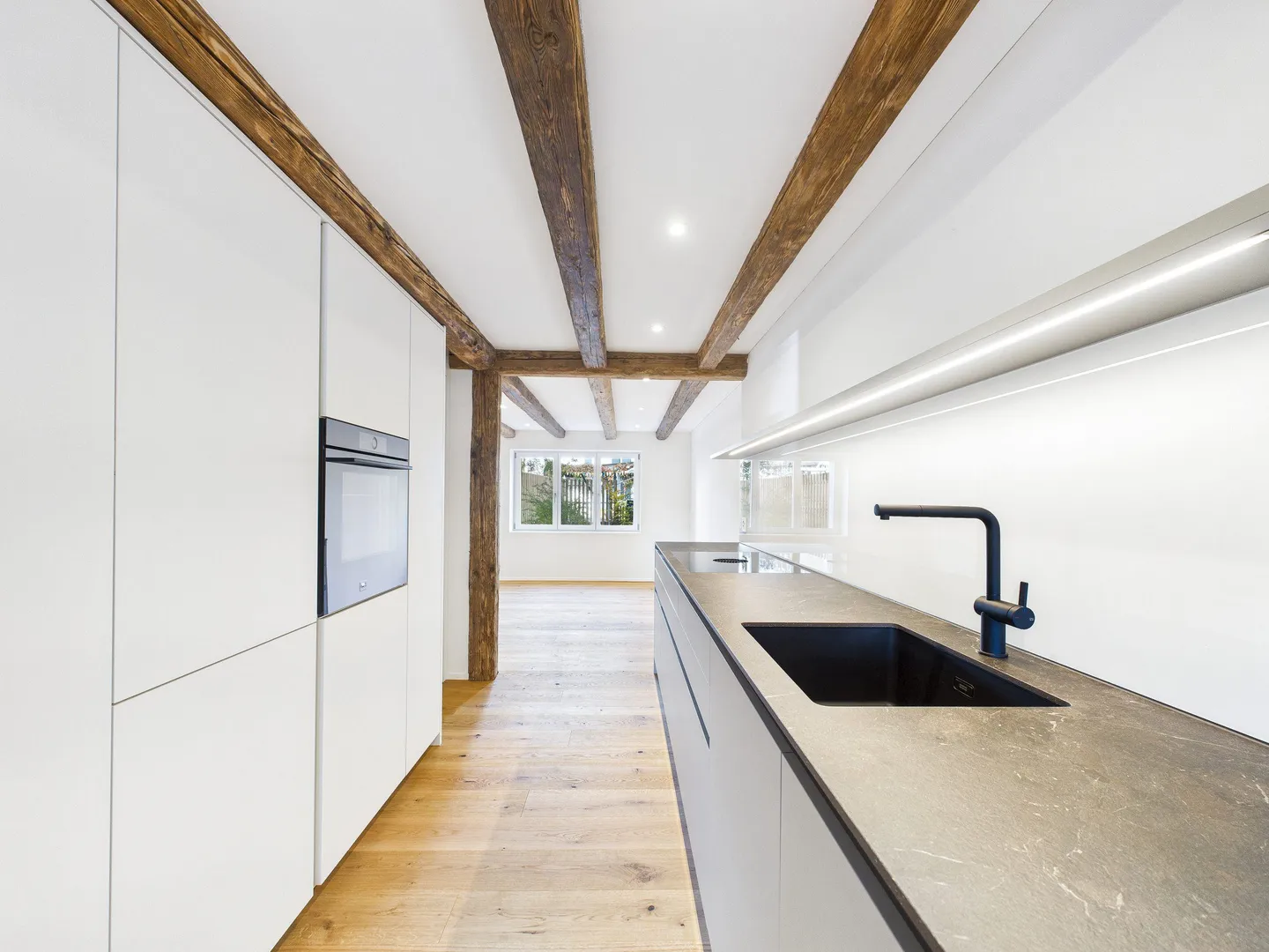 Charme und Moderne - Totalsaniertes Flarzhaus mit lauschigem Sitzplatz im Herzen von Dürnten - Foto 3 von 8