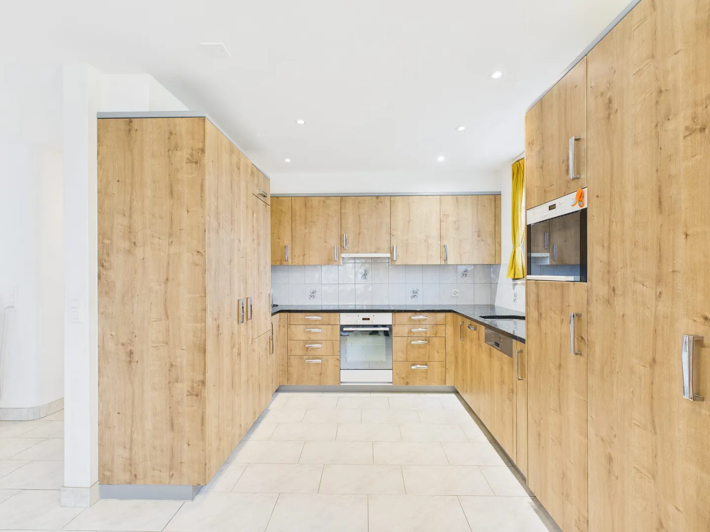 Appartement lumineux de 3,5 pièces au rez-de-chaussée avec grand jardin et excellentes connexions de transport vers la ville - Photo 2 sur 7