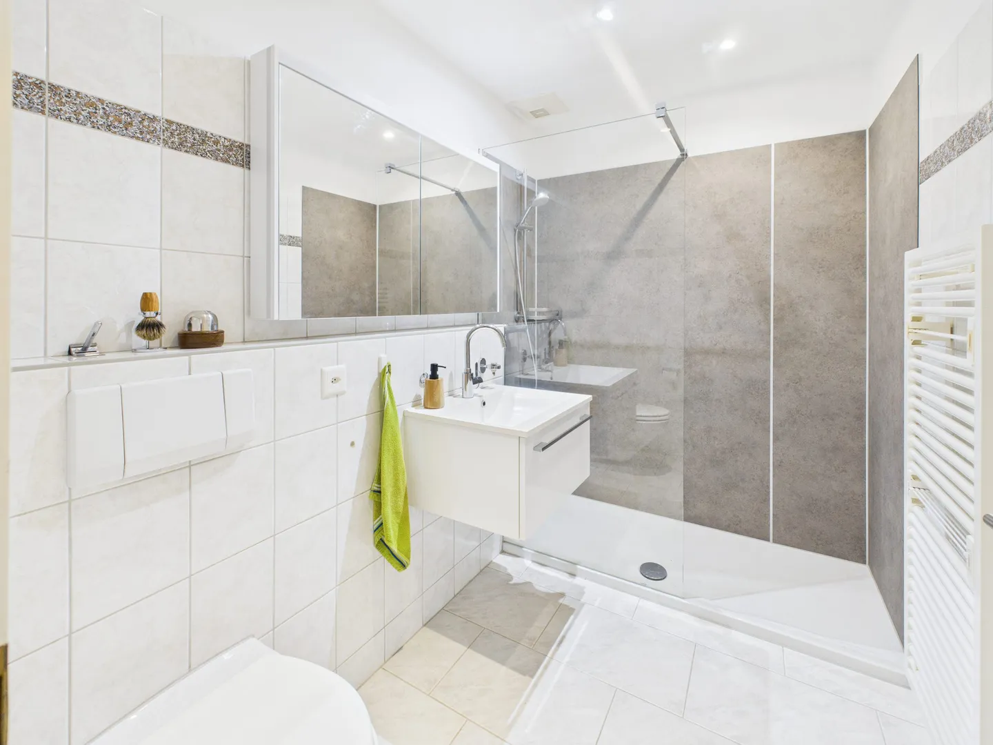 Appartement lumineux de 3,5 pièces au rez-de-chaussée avec grand jardin et excellentes connexions de transport vers la ville - Photo 5 sur 7