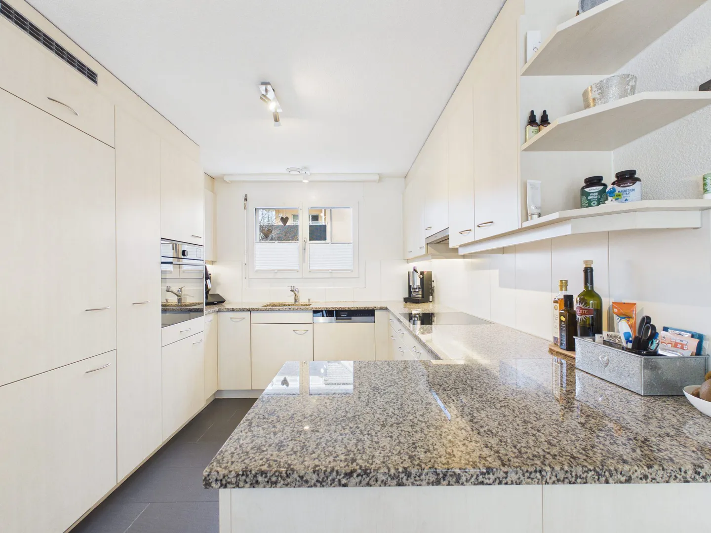 Sonniges und attraktives 5.5-Zimmer Eckhaus mit Garten und viel Raum für die Familie - Foto 4 di 10