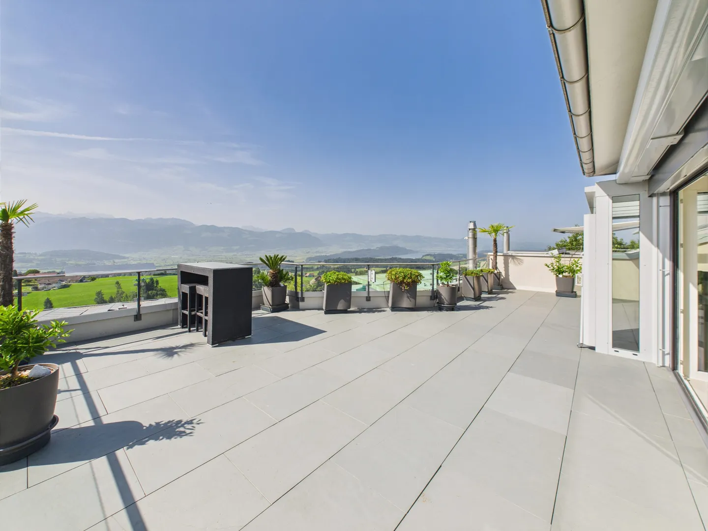 Exclusive terrace apartment in a beautiful location with unobstructed views of the mountains, the Linthebene, and Lake Zurich - Photo 2 of 11