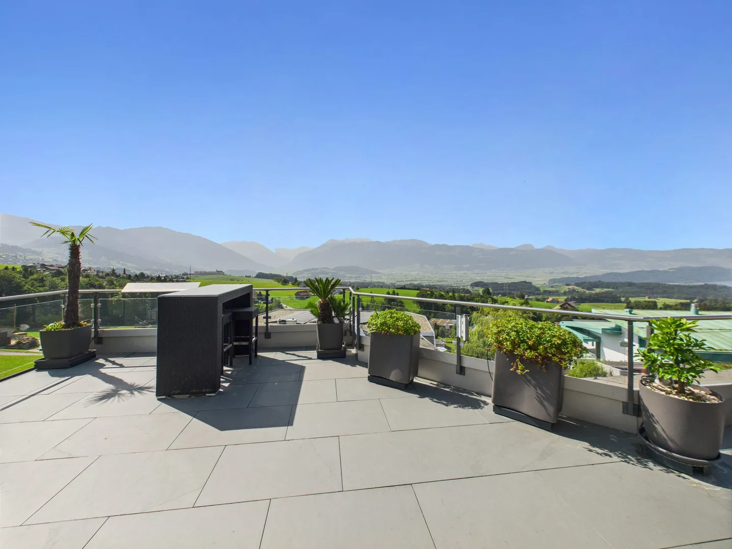 Exclusive terrace apartment in a beautiful location with unobstructed views of the mountains, the Linthebene, and Lake Zurich - Photo 10 of 11