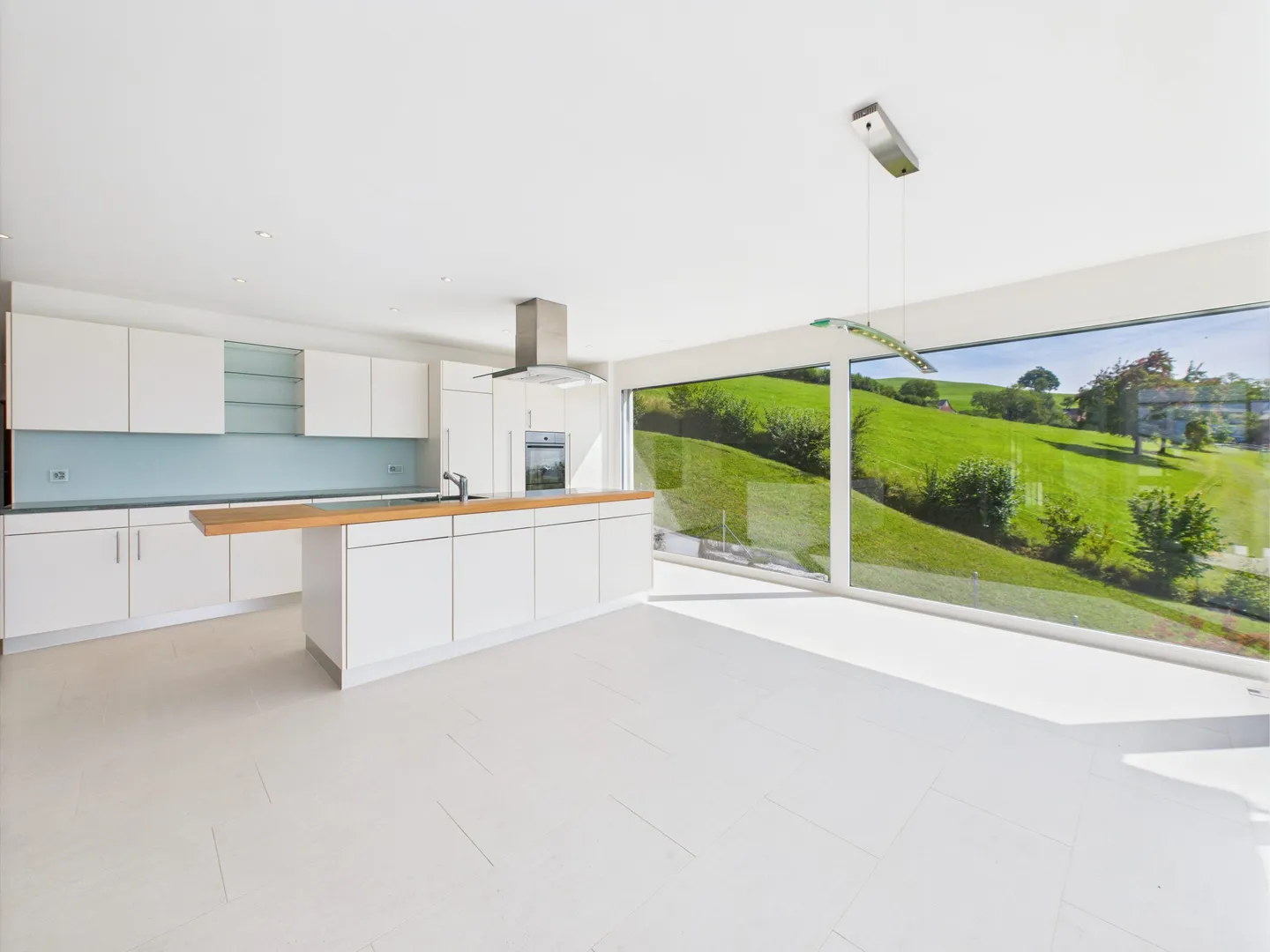 Exclusive terrace apartment in a beautiful location with unobstructed views of the mountains, the Linthebene, and Lake Zurich - Photo 4 of 11