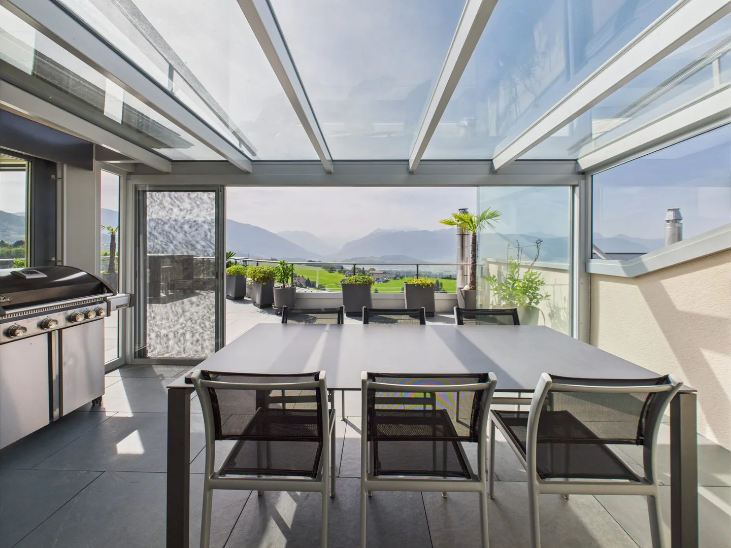 Exclusive terrace apartment in a beautiful location with unobstructed views of the mountains, the Linthebene, and Lake Zurich - Photo 5 of 11