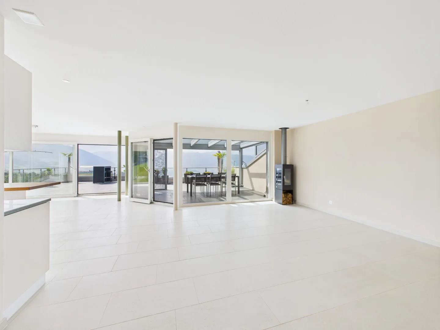 Exclusive terrace apartment in a beautiful location with unobstructed views of the mountains, the Linthebene, and Lake Zurich - Photo 8 of 11