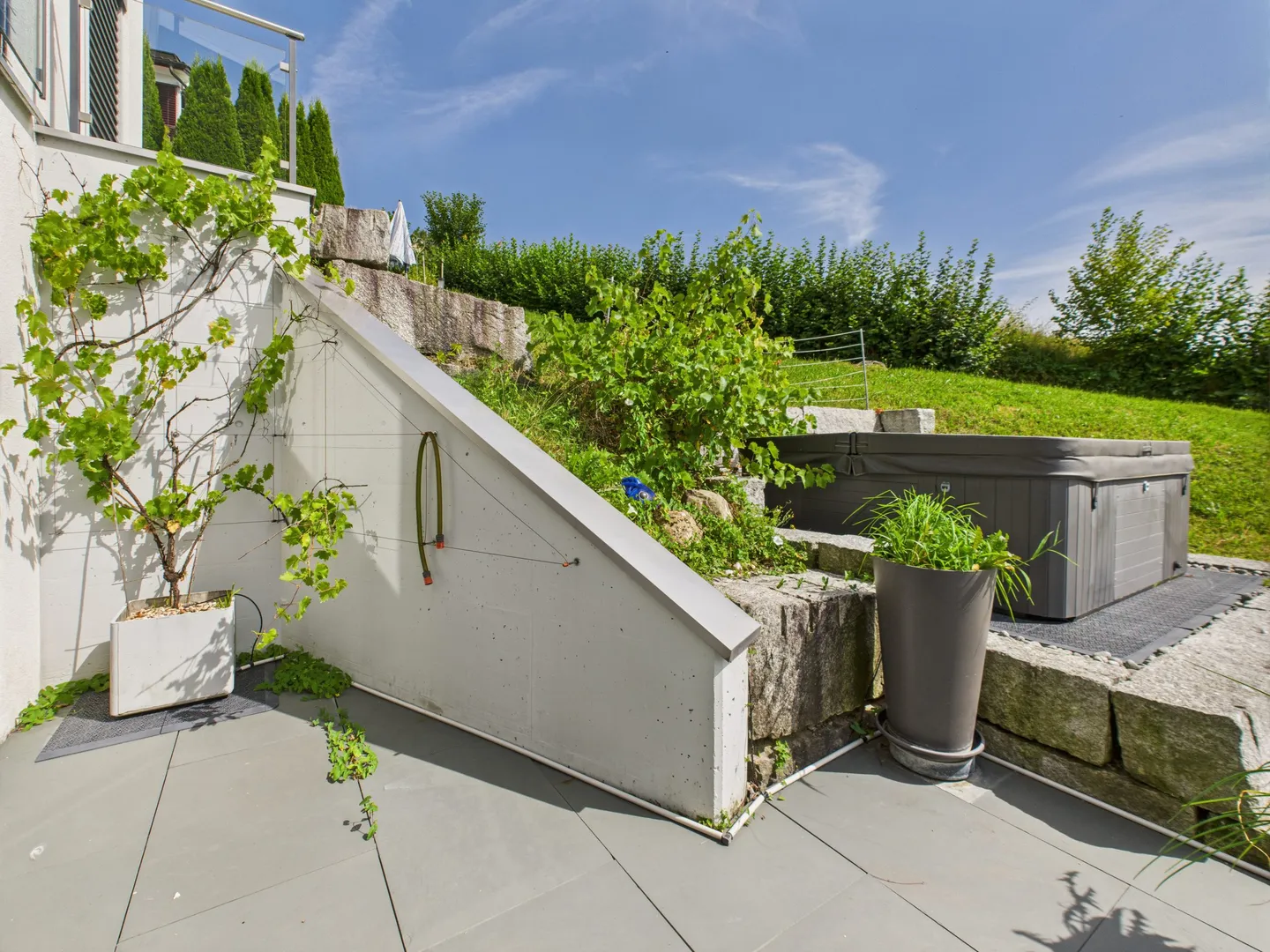 Exclusive terrace apartment in a beautiful location with unobstructed views of the mountains, the Linthebene, and Lake Zurich - Photo 7 of 11