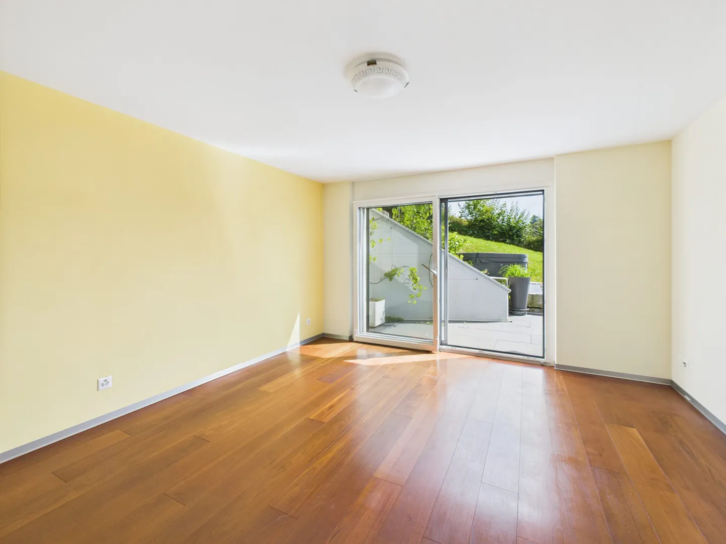 Exclusive terrace apartment in a beautiful location with unobstructed views of the mountains, the Linthebene, and Lake Zurich - Photo 6 of 11