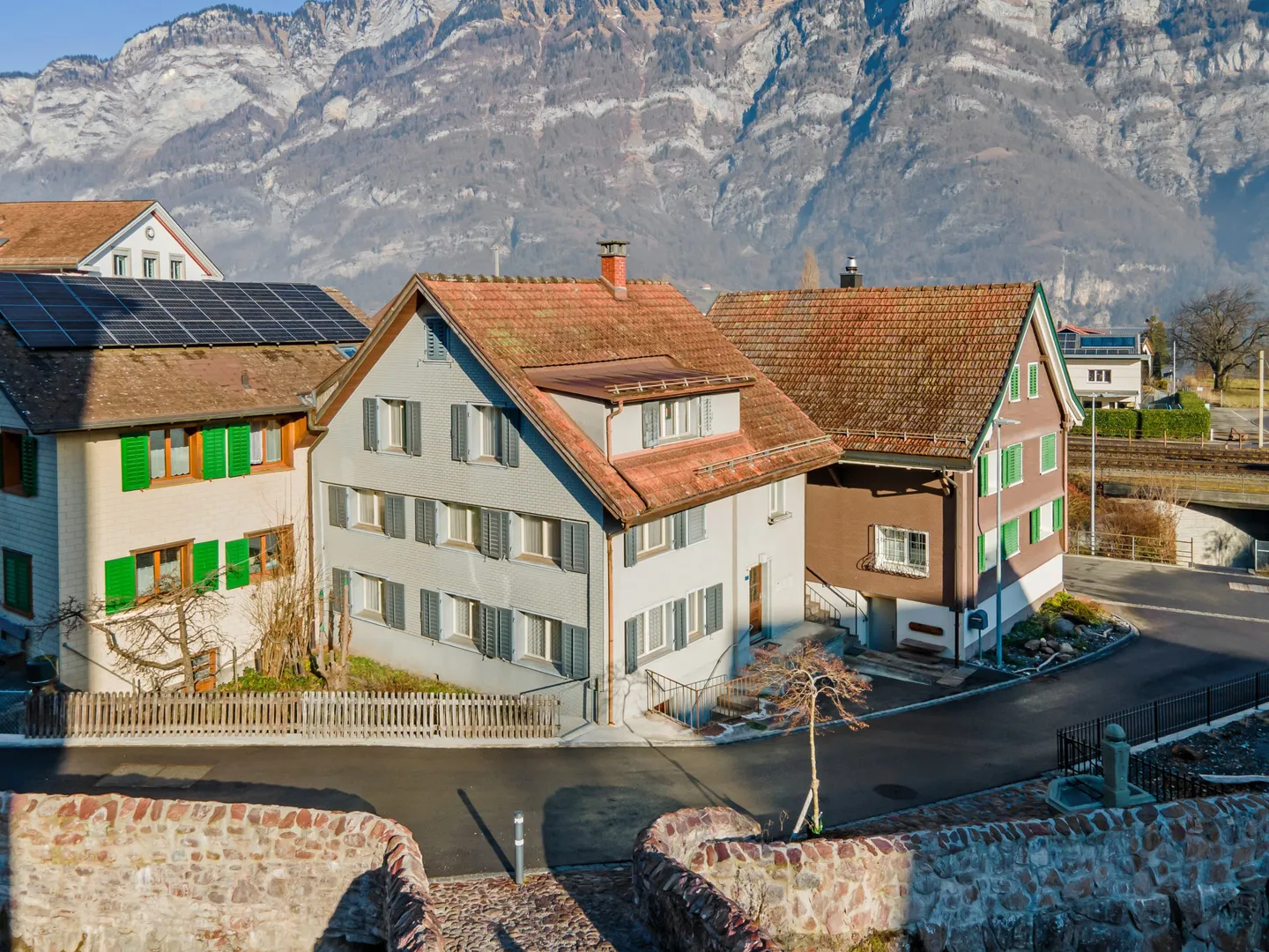 Casa unifamiliare con grande potenziale vicino al lago, circondata da un paesaggio montano mozzafiato - Foto 1 di 7