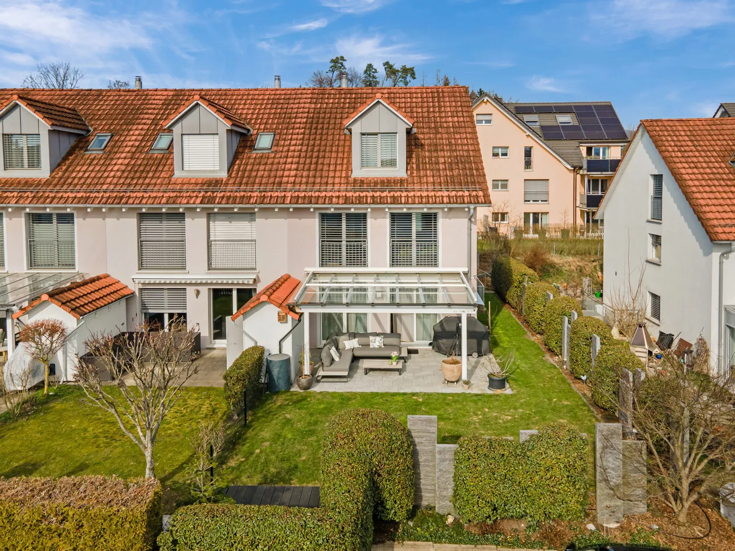 Sonniges und attraktives 5.5-Zimmer Eckhaus mit Garten und viel Raum für die Familie - Foto 1 di 10