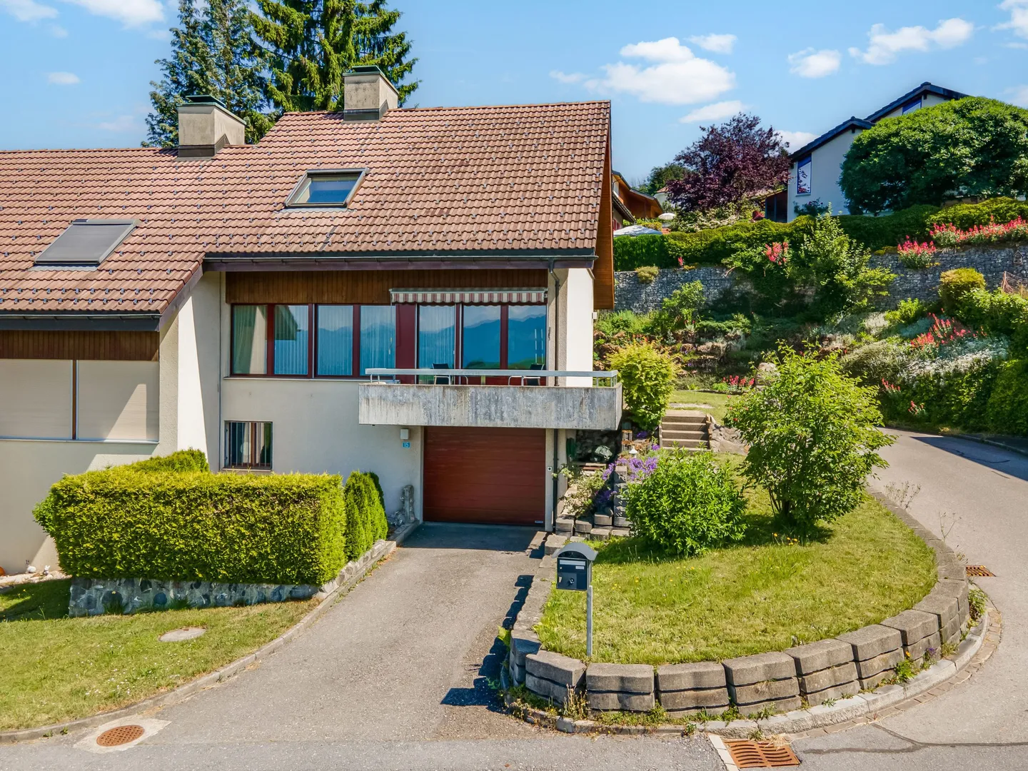 Casa semi-indipendente di 4,5 stanze con splendida vista sulle montagne e lontano a Uetliburg SG - Foto 1 di 10