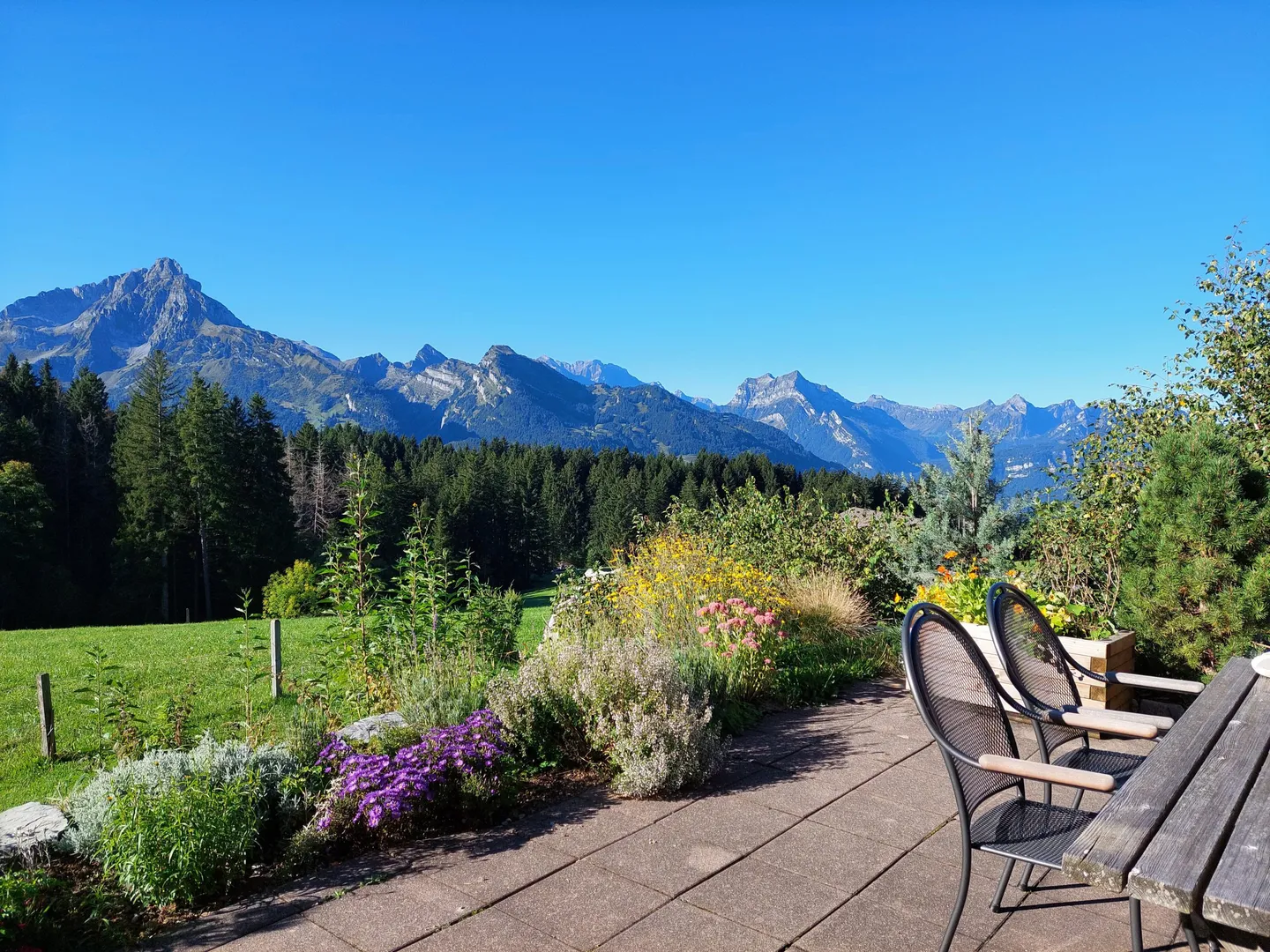Panorama e fascino con vista montagna: vivere nel cuore della natura - Foto 3 di 12