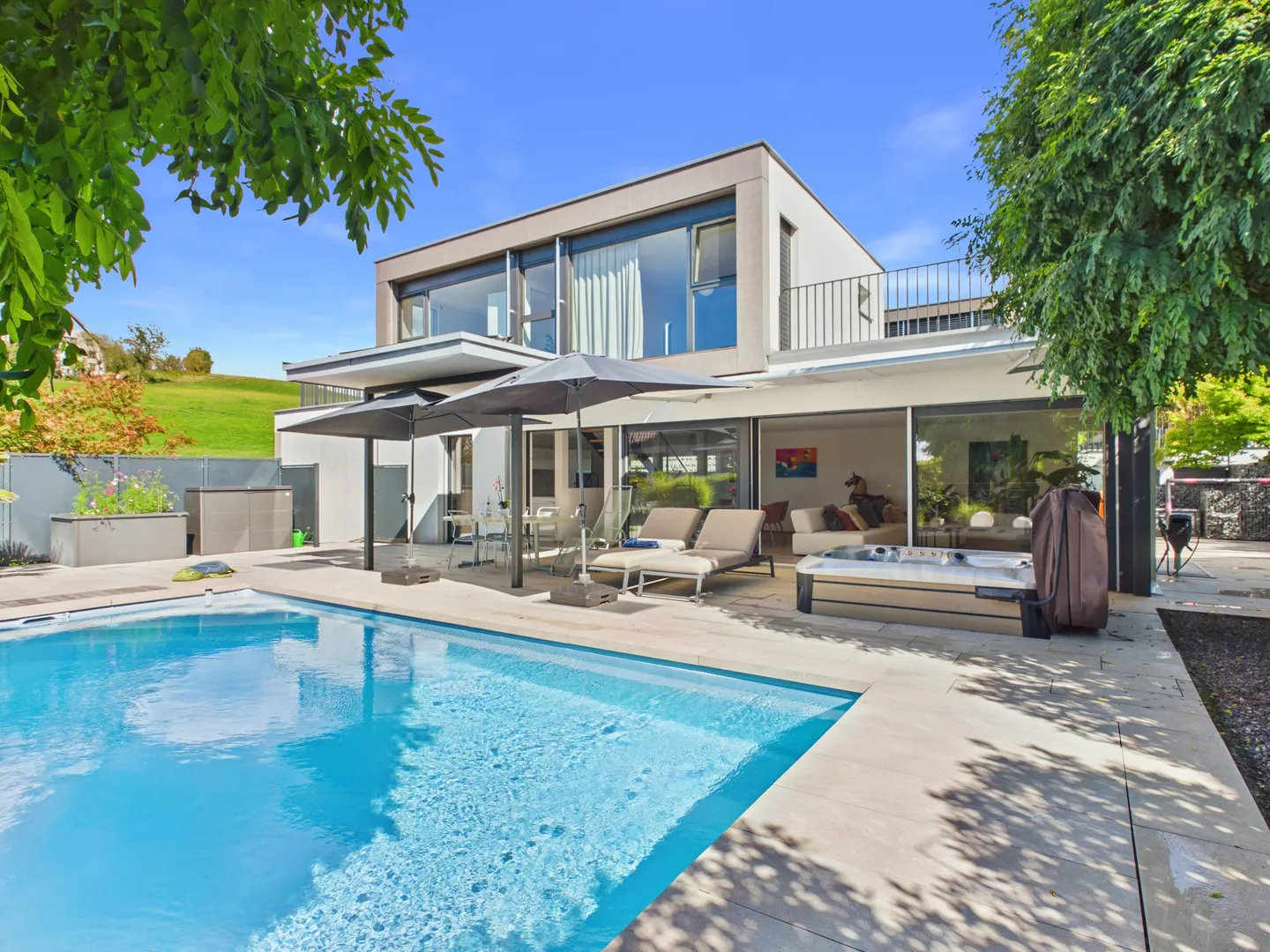 Modernes Einfamilienhaus mit Pool - Foto 3 von 12