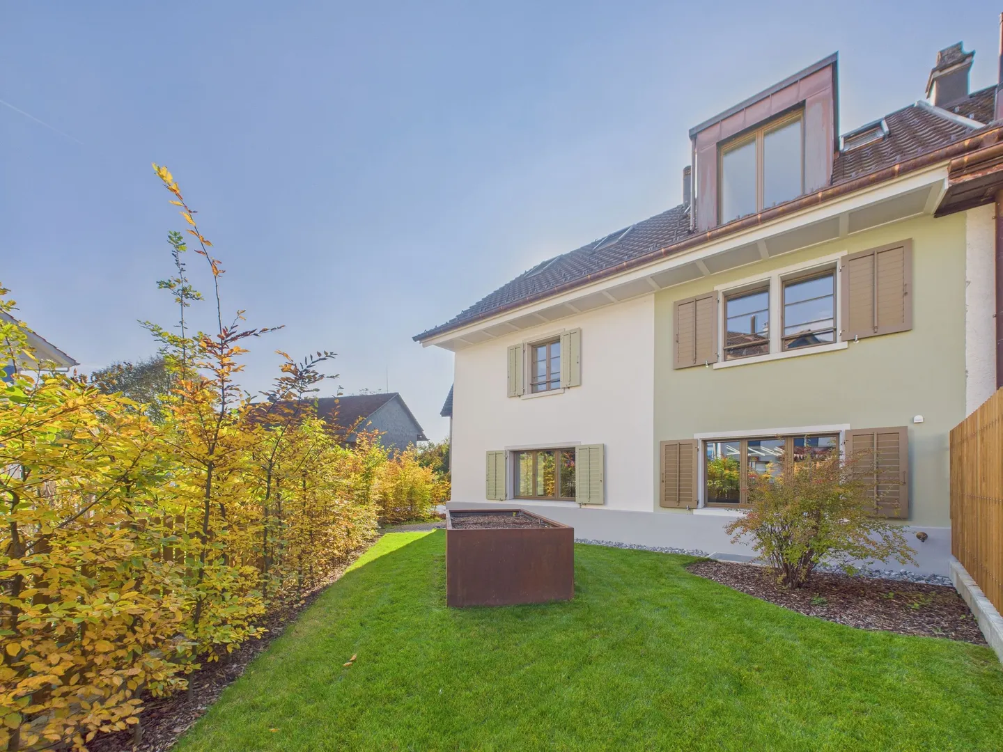 Charme et modernité - Maison de ville entièrement rénovée avec jardin idyllique et terrasse sur le toit au cœur de Dürnten - Photo 9 sur 9