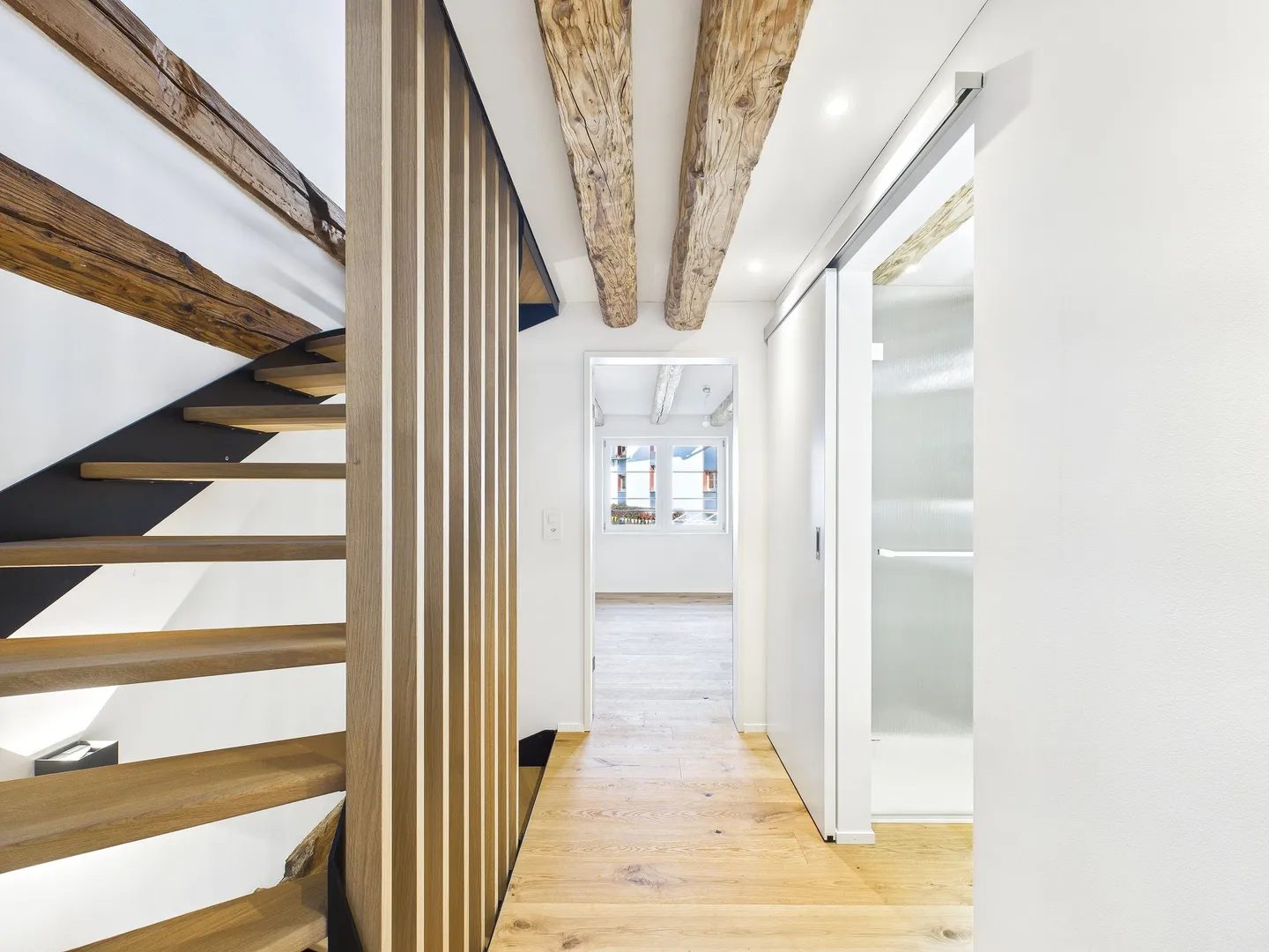 Charme et modernité - Maison entièrement rénovée avec coin salon confortable au cœur de Dürnten - Photo 4 sur 8