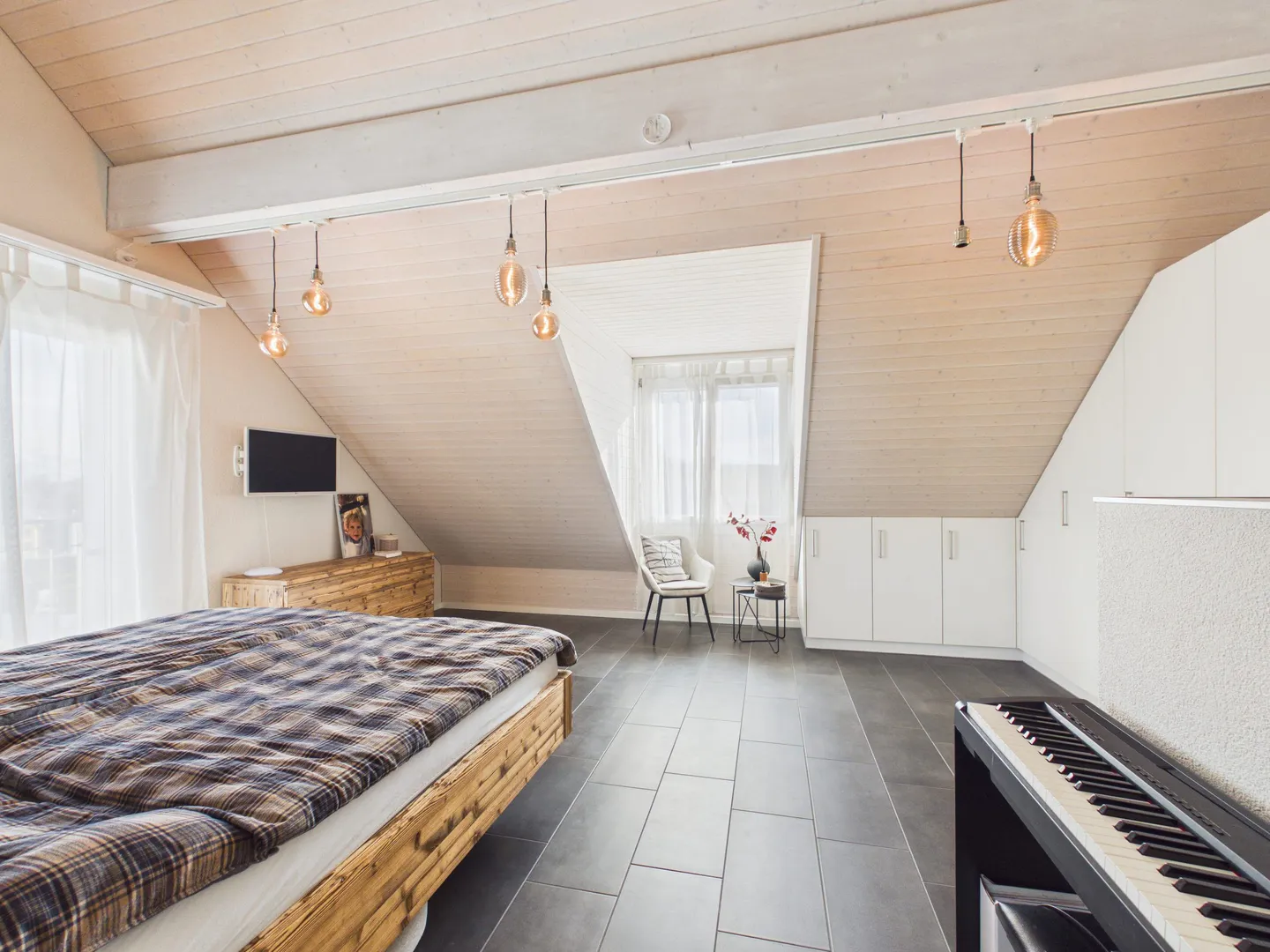 Sonniges und attraktives 5.5-Zimmer Eckhaus mit Garten und viel Raum für die Familie - Foto 8 di 10