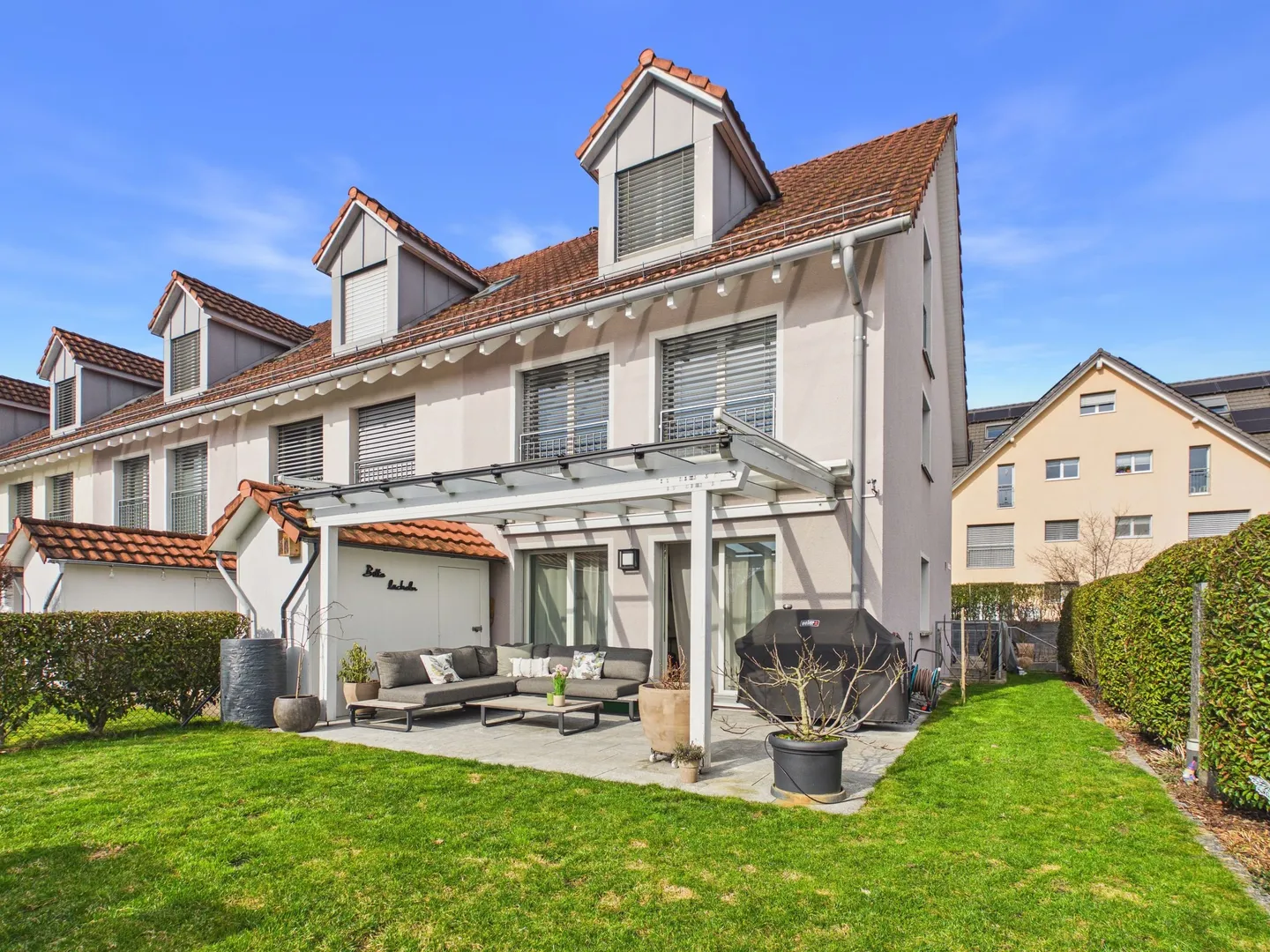 Maison d'angle de 5,5 pièces avec deux espaces de vie, jardin et beaucoup d'espace pour la famille - Photo 1 sur 13