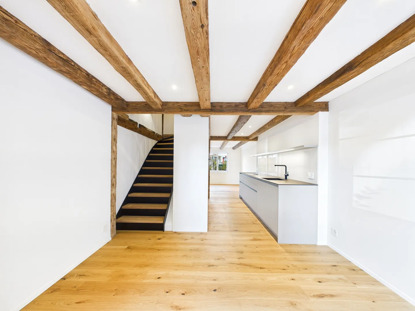 Charme et modernité - Maison entièrement rénovée avec coin salon confortable au cœur de Dürnten - Photo 2 sur 8