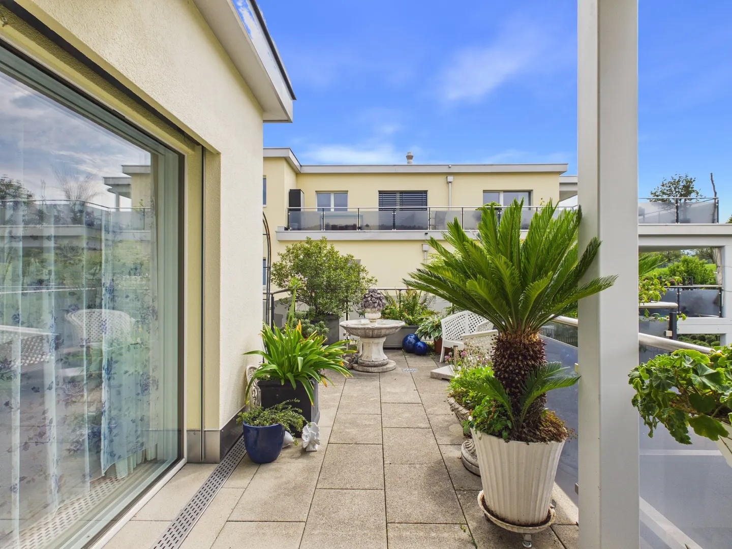 Penthouse apartment with plenty of privacy in a central yet nature-friendly location - Photo 4 of 13